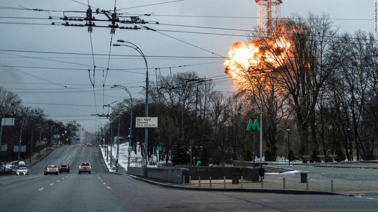 ウクライナ首都キエフのテレビ塔で発生した爆発。同国に侵攻するロシアによるクラスター爆弾使用の報道に英国が懸念を示した/Carlos Barria/Reuters